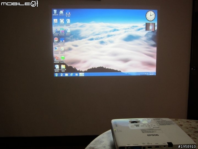 [第一次開箱,請多指教]時尚美型投影機EPSON EB-1775W