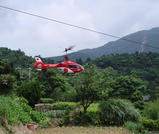 2.4GHz 四動入門級 Eurocopter EC-135 共軸雙旋翼直升機 外拍