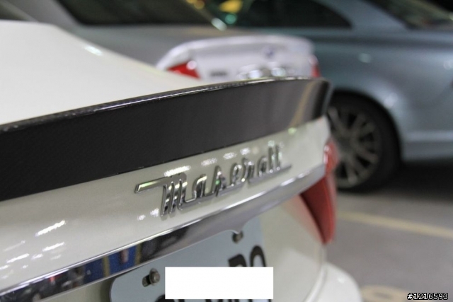 在新光三越西門店遇到Maserati GranTurismo 選配碳纖維套件 太.殺.了