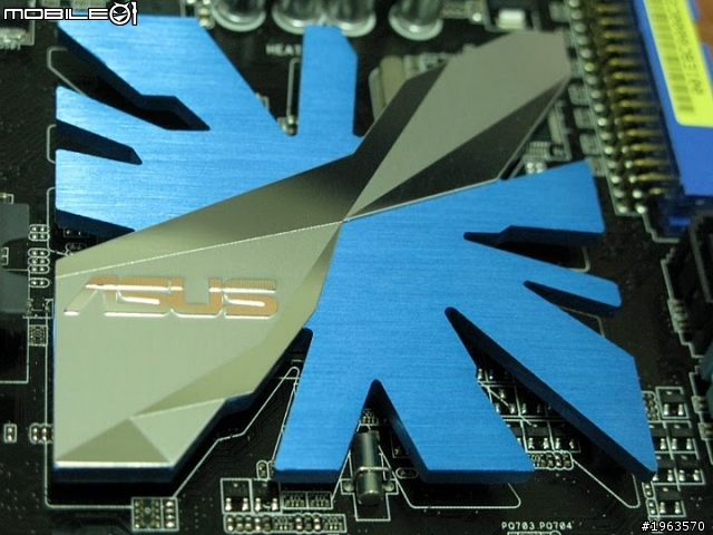 ASUS P7P55D-E 的南橋散熱片