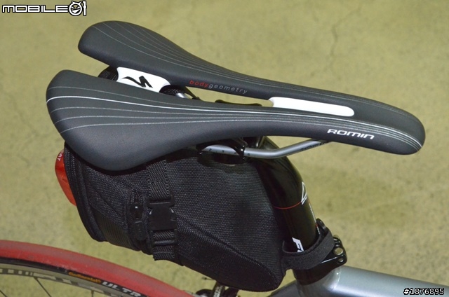 各位車友們一起來分享自己的 Specialized  座墊吧! :D