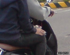 在台南路上看到有人騎車抽煙