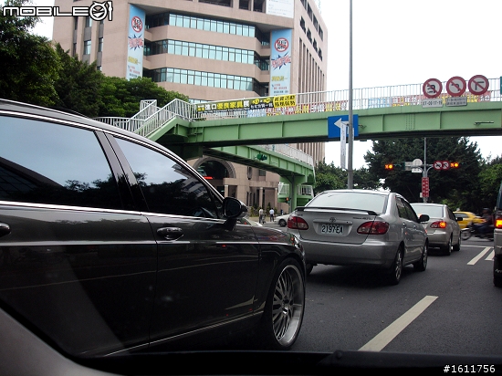 遇到雙色的Bentley Continental Flying Spur