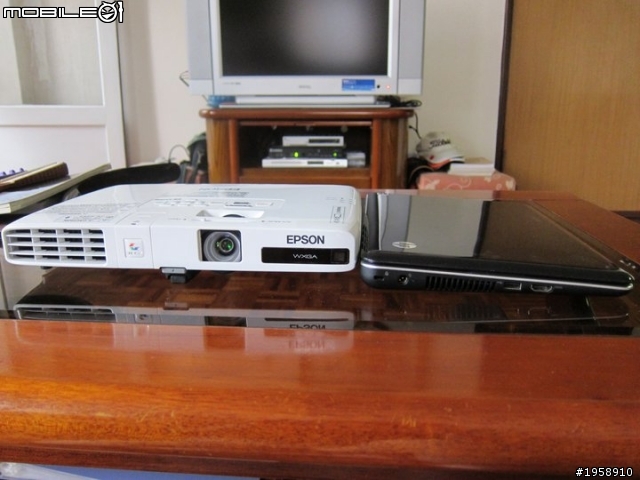 [第一次開箱,請多指教]時尚美型投影機EPSON EB-1775W