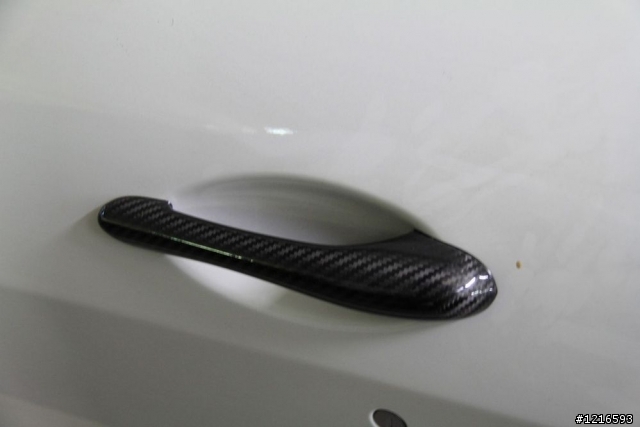 在新光三越西門店遇到Maserati GranTurismo 選配碳纖維套件 太.殺.了
