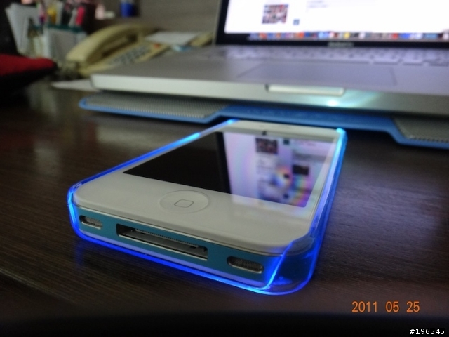 我的iPhone4背殼發光囉