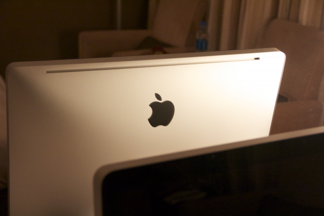 新版iMac 21.5' 開箱囉！