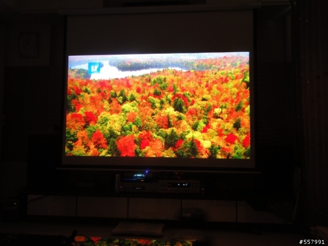 做了一下午的苦工，終於達成100吋Full HD之家庭劇院，看藍光真過癮。