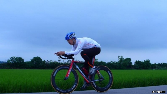 三鐵計時車的騎乘( 碳纖維短鼻墊完成瘋六百長距離騎乘)