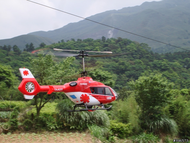 2.4GHz 四動入門級 Eurocopter EC-135 共軸雙旋翼直升機 外拍