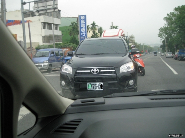 RAV 4 超誇張的跨線停等紅綠燈號誌