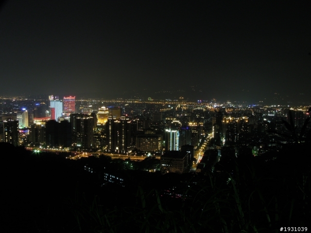 【NIKON P300】一人的貓村之旅+象山101夜拍之不專業拍拍分享~~