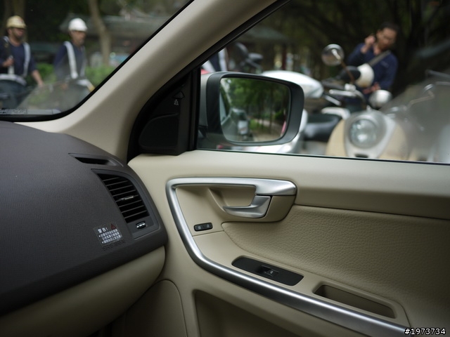 [電子新"跪"--開箱分享] 媽呀 我該死 都已經跪在地上了 還花兩百萬 Volvo XC60 T5~ 交車半個多月了
