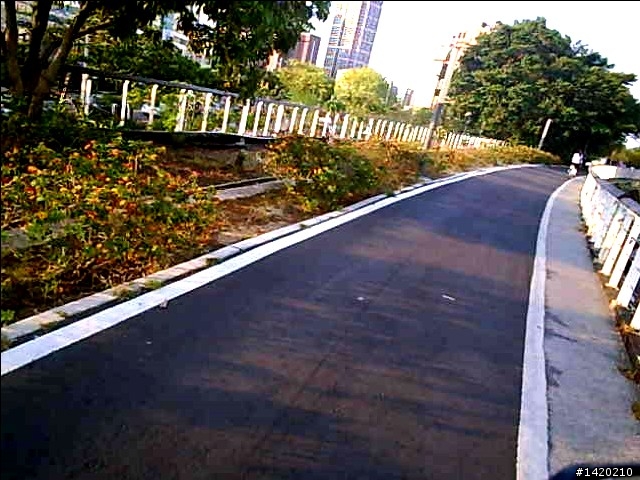 [5/13更新影片]緊急煞車!煞車痕竟然超過一個車身!
