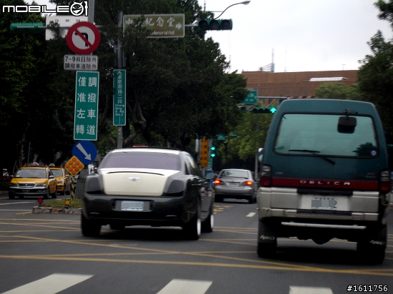 遇到雙色的Bentley Continental Flying Spur