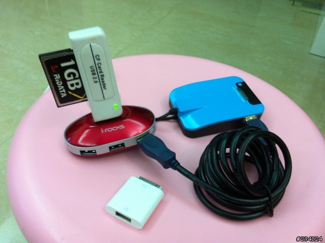 [很土但有效] iPad + 行動電源 + USB Hub + Camera Kit = 攜帶式數位相片儲存解決方案