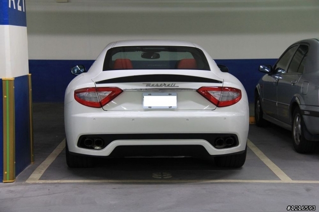 在新光三越西門店遇到Maserati GranTurismo 選配碳纖維套件 太.殺.了