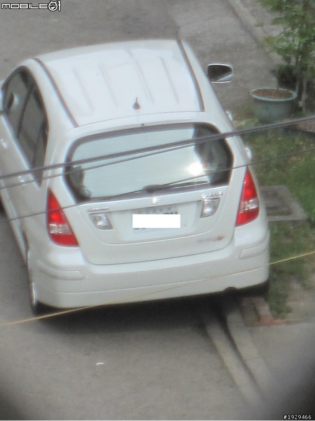 懂車的大大 幫我看一下這台是什麼車