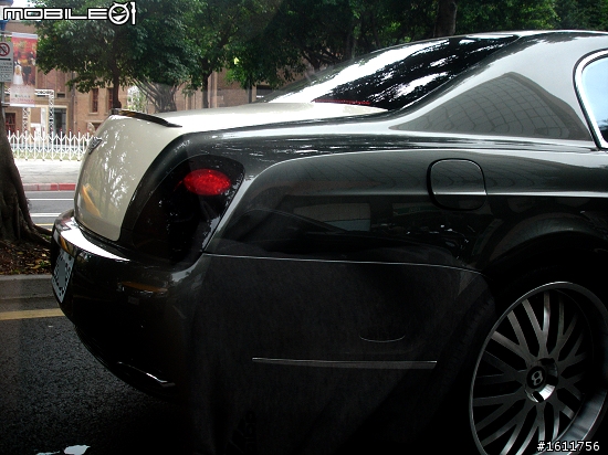 遇到雙色的Bentley Continental Flying Spur