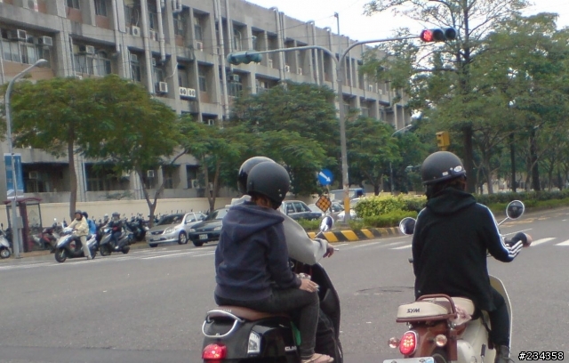 在台南路上看到有人騎車抽煙