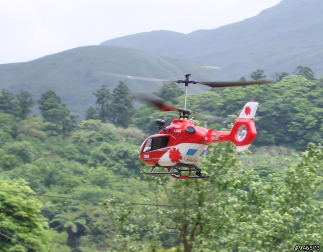 2.4GHz 四動入門級 Eurocopter EC-135 共軸雙旋翼直升機 外拍