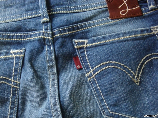Levis 新女褲款紅旗缺Logo?