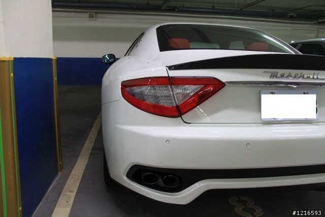 在新光三越西門店遇到Maserati GranTurismo 選配碳纖維套件 太.殺.了