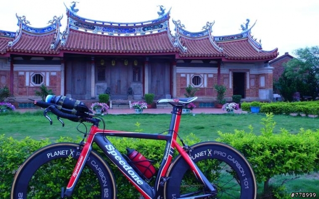 三鐵計時車的騎乘( 碳纖維短鼻墊完成瘋六百長距離騎乘)