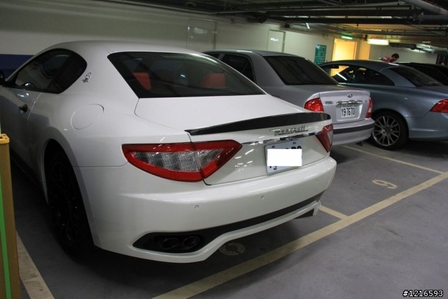 在新光三越西門店遇到Maserati GranTurismo 選配碳纖維套件 太.殺.了