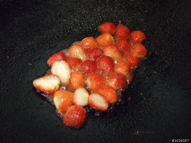 [暗黑料理] 草莓牛奶