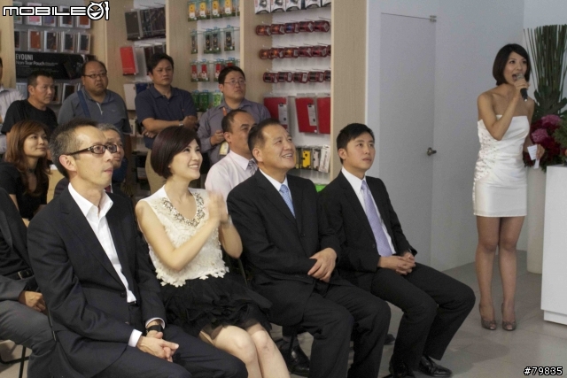 [分享]新竹蘋果店遊記之新竹大蘋果旗艦店開幕（有正妹照圖多）