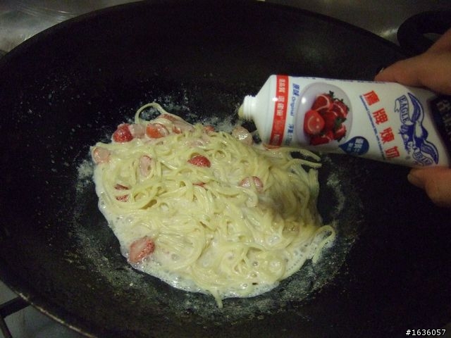 [暗黑料理] 草莓牛奶