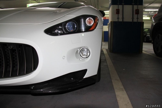 在新光三越西門店遇到Maserati GranTurismo 選配碳纖維套件 太.殺.了