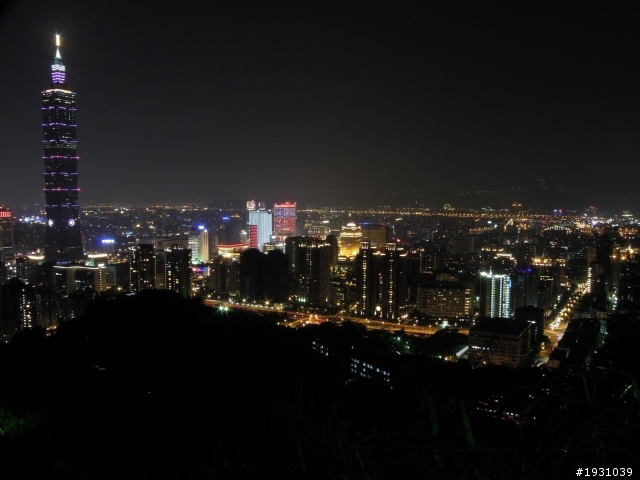 【NIKON P300】一人的貓村之旅+象山101夜拍之不專業拍拍分享~~