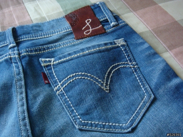 Levis 新女褲款紅旗缺Logo?