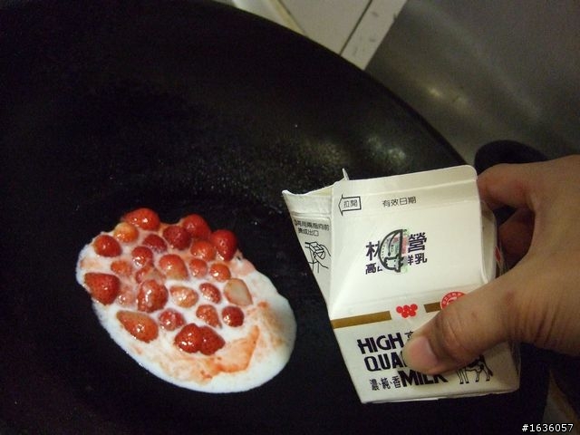 [暗黑料理] 草莓牛奶