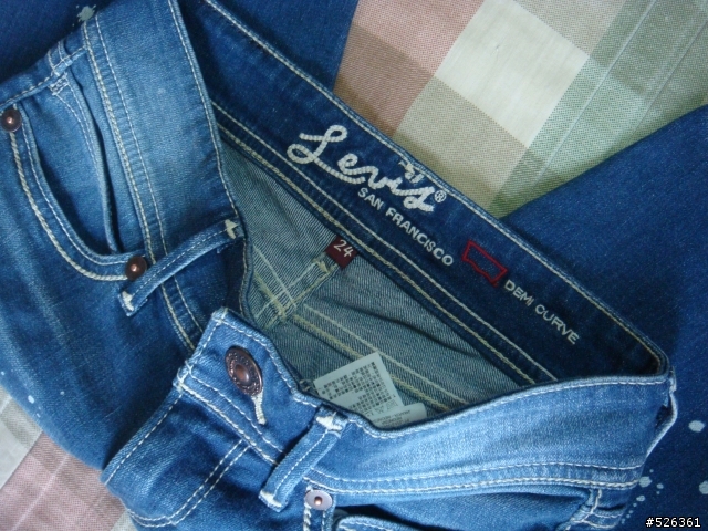 Levis 新女褲款紅旗缺Logo?