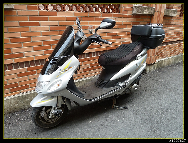 2011.05.06_機車騎上月世界！