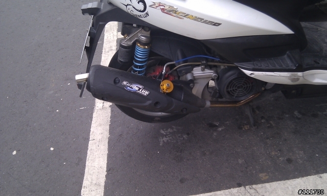 這部機車排氣管上裝了什麼東西咧?