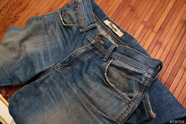 三年的Wrangler 深刻牛仔褲'結痂'了..