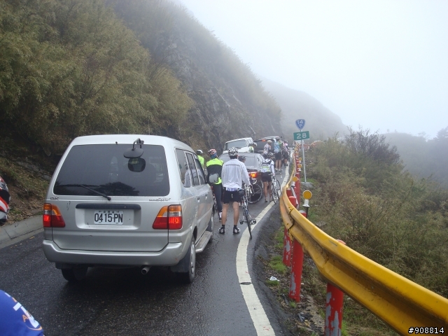 終於逼自己用公路車從埔里爬上武嶺....