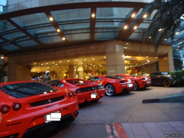 大飯店門口一堆馬