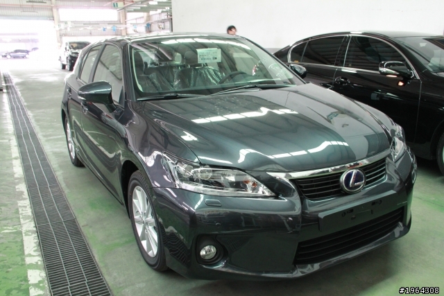 準備交車 CT200H閃嚴灰 希望各位大大能耐心等候 好車一部