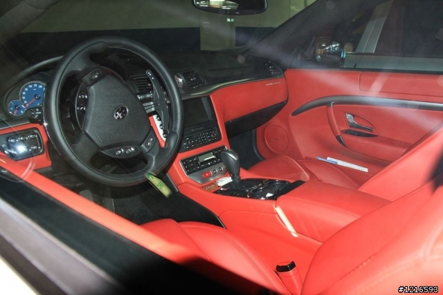 在新光三越西門店遇到Maserati GranTurismo 選配碳纖維套件 太.殺.了