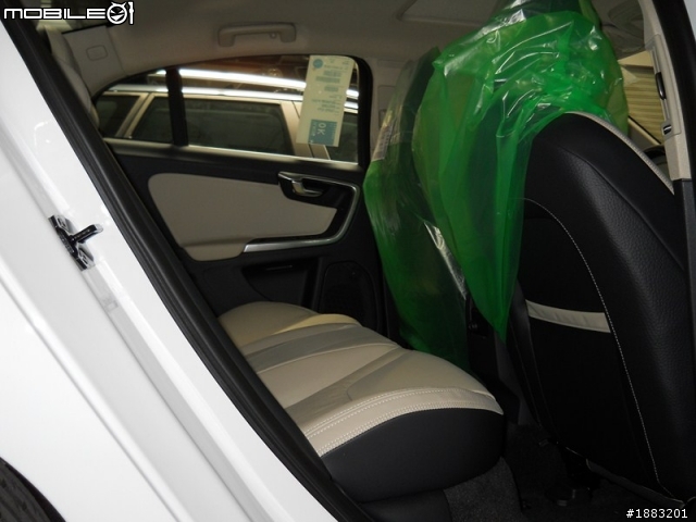 2011 S60 T5 極地白 假開箱 ^^