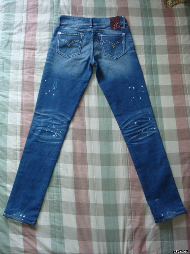 Levis 新女褲款紅旗缺Logo?