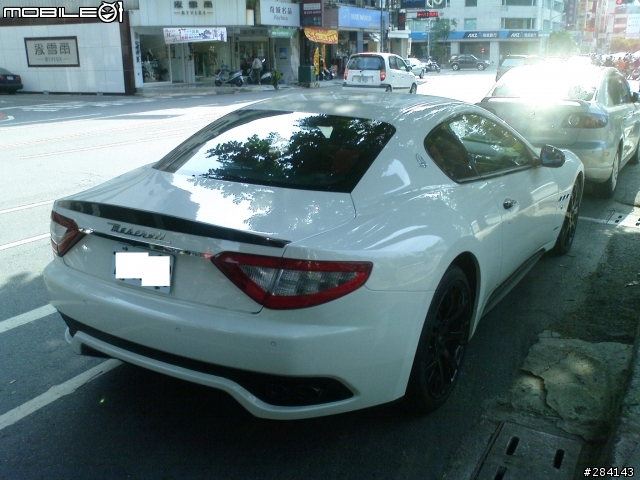 台南東寧路上,看到的Maserati GranTurismo 三叉戟GT跑車