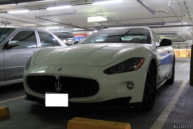 在新光三越西門店遇到Maserati GranTurismo 選配碳纖維套件 太.殺.了