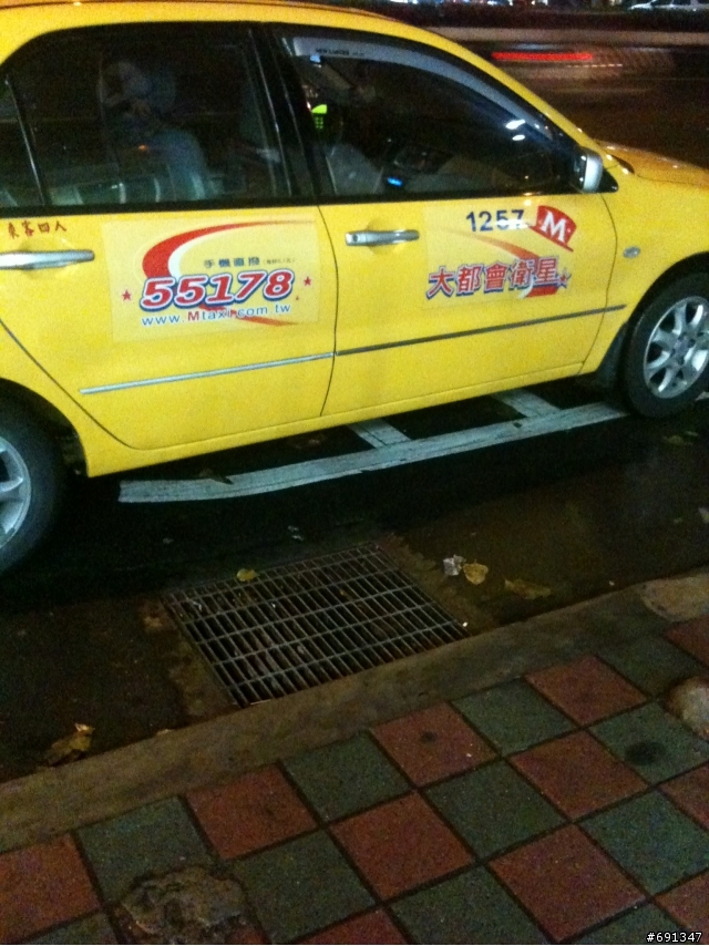 小黃車隊直接在公車等候區排隊.....