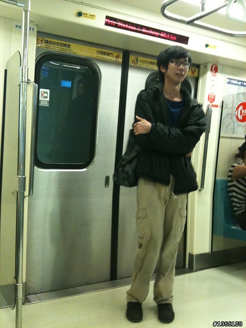 惡劣！捷運又見單槓男～～